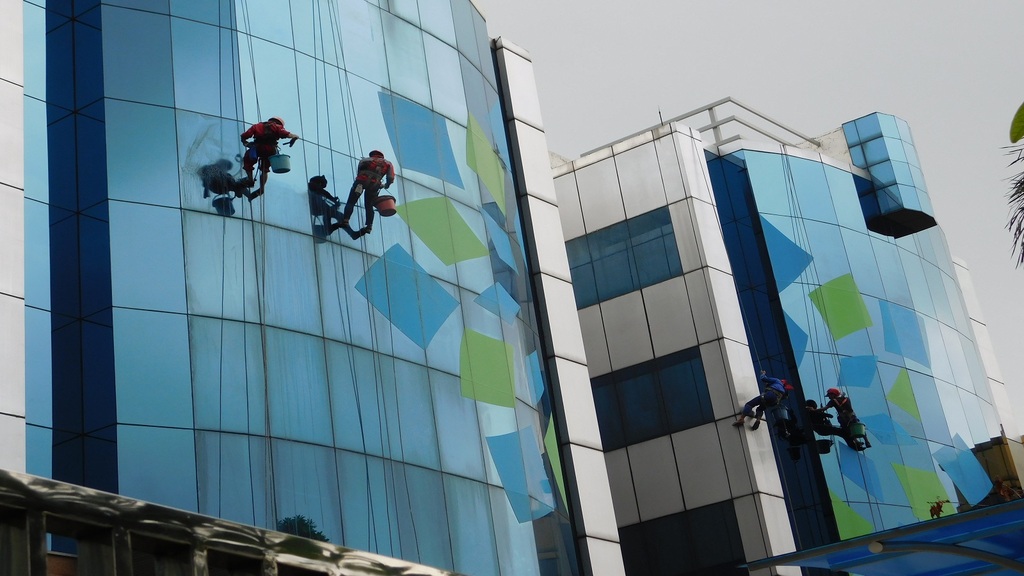 cuci kaca gedung asuransi takaful mampang