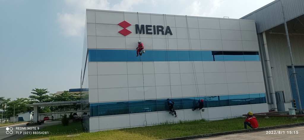 cuci kaca gedung meira manufacturing indonesia karawang