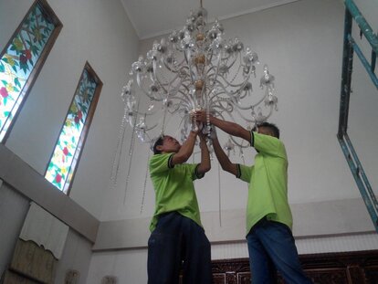 cuci lampu kristal ibu dewi