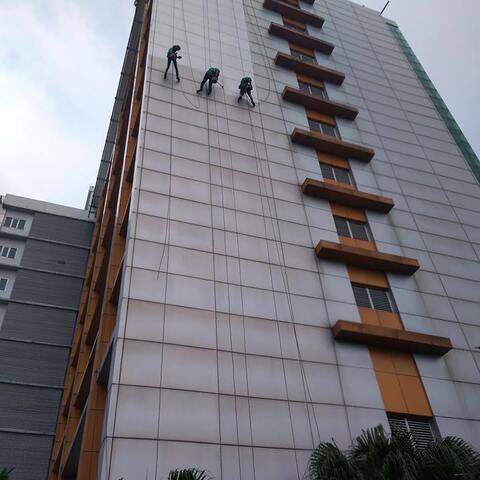 Cuci kaca gedung Adhyaksa Loka hari pertama gambar 04