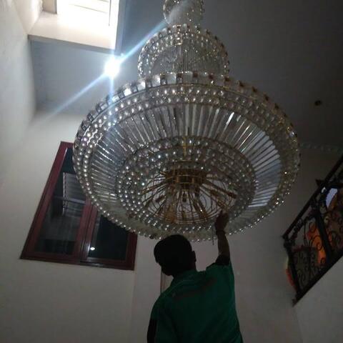 Cuci lampu kristal engkoh Arifin gambar 03