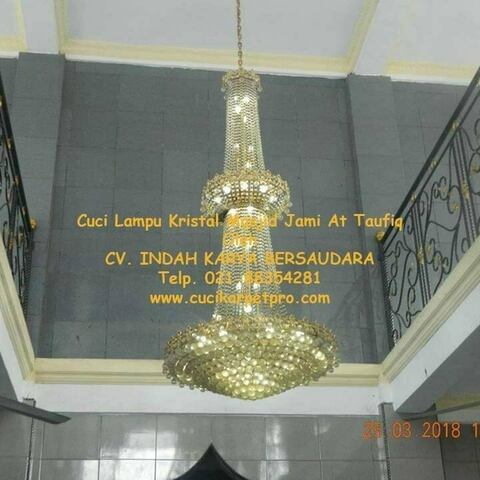 Cuci lampu kristal masjid Jami At Taufiq gambar 01