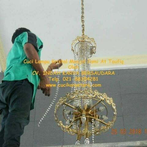 Cuci lampu kristal masjid Jami At Taufiq gambar 03