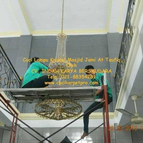 Cuci lampu kristal masjid Jami At Taufiq gambar 02