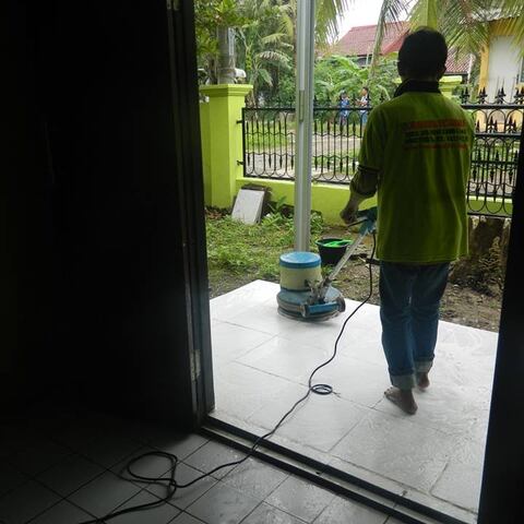 Cuci lantai keramik ibu Nita gambar 01