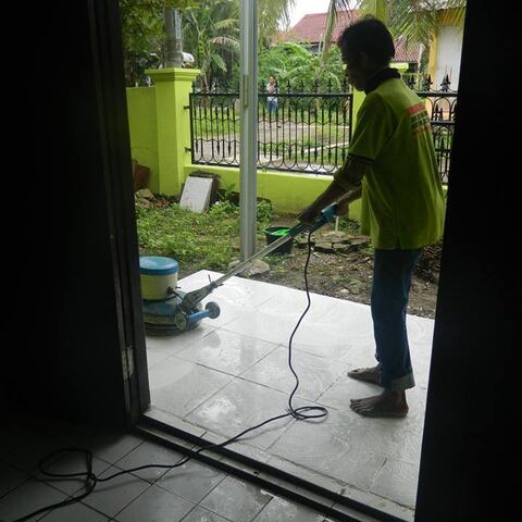 Cuci lantai keramik ibu Nita gambar 02