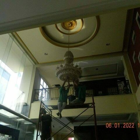 Cuci lampu kristal gedung Rhema gambar 03