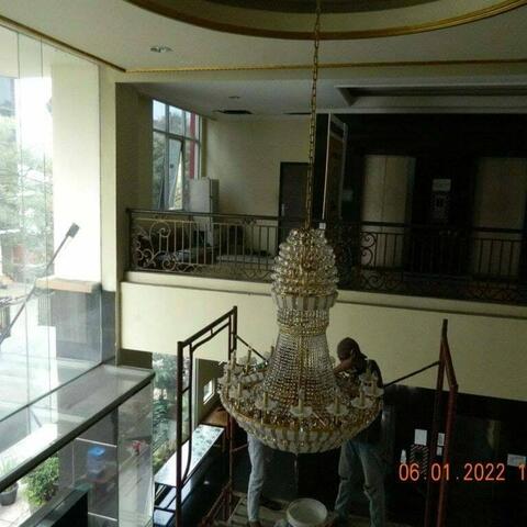 Cuci lampu kristal gedung Rhema gambar 01