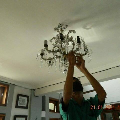 Cuci lampu kristal di Bahamast Residence gambar 01