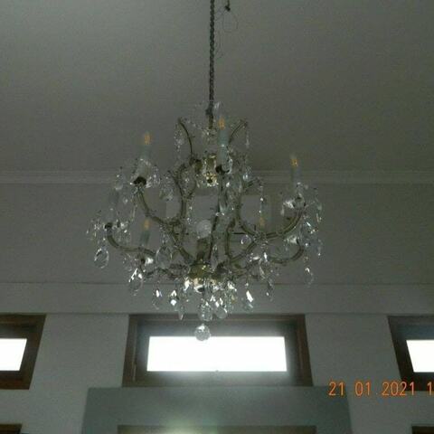 Cuci lampu kristal di Bahamast Residence gambar 04
