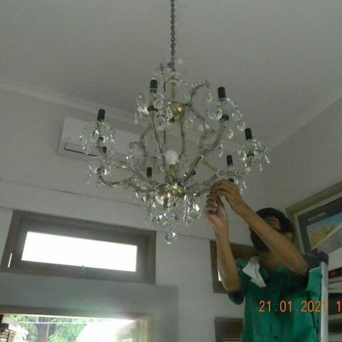 Cuci lampu kristal di Bahamast Residence gambar 05