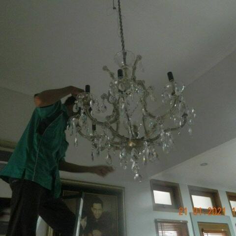 Cuci lampu kristal di Bahamast Residence gambar 06