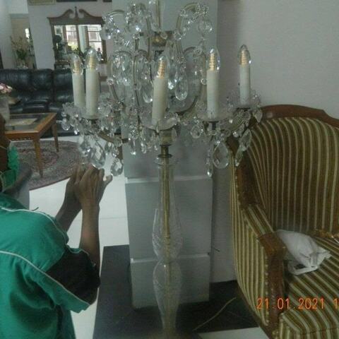 Cuci lampu kristal di Bahamast Residence gambar 07