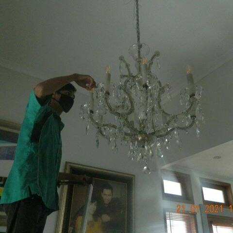 Cuci lampu kristal di Bahamast Residence gambar 08