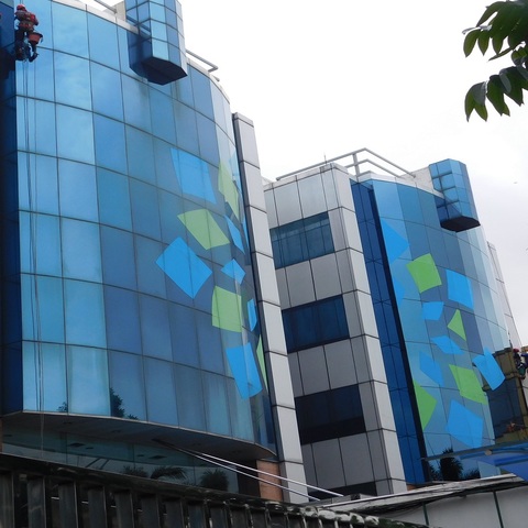 cuci kaca gedung asuransi takaful gambar 17