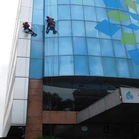cuci kaca gedung asuransi takaful gambar 16