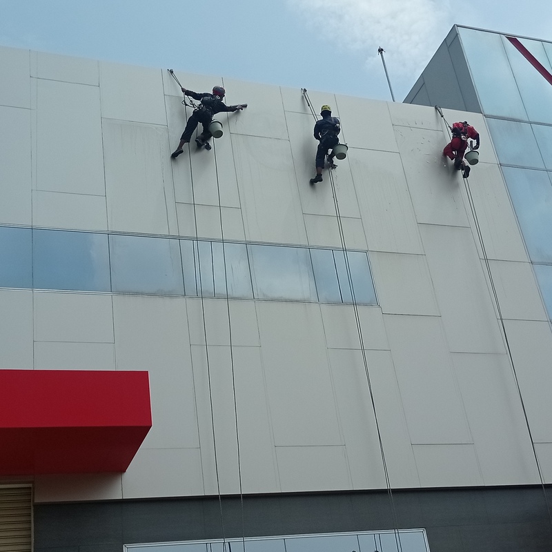 cuci kaca gedung pabrik magdatama karawang