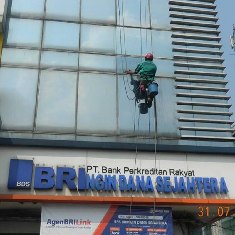 cuci kaca gedung bri bekasi barat
