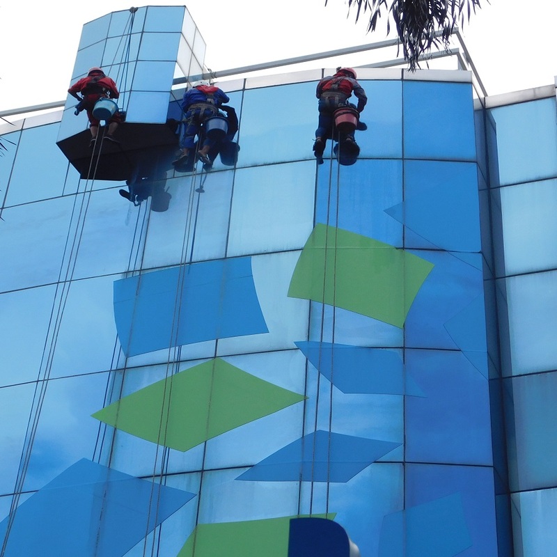 cuci kaca gedung asuransi takaful